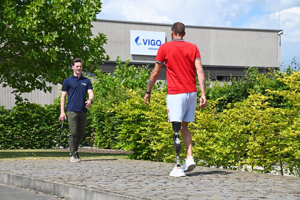 Man walking with prothese, vigo